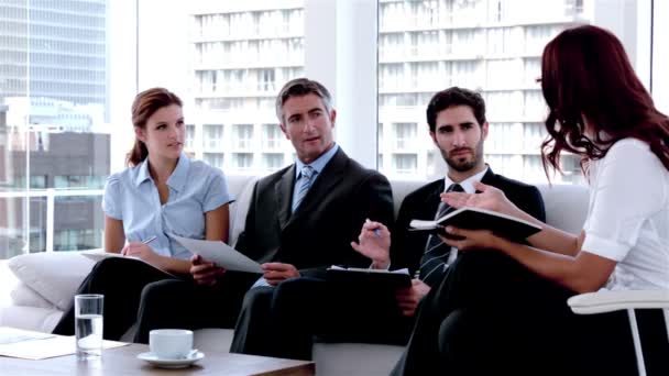 Geschäftsleute bei einem Meeting — Stockvideo