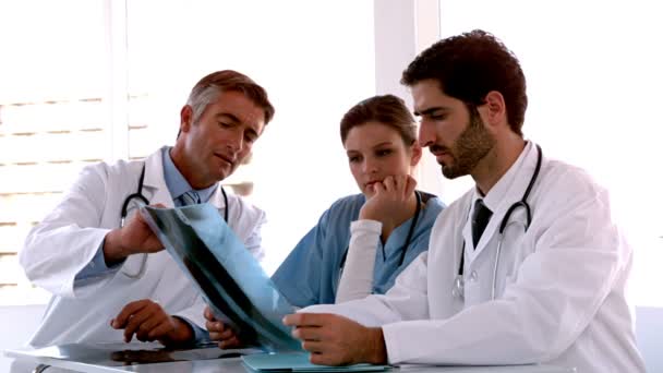 Ärzteteam geht gemeinsam zum Röntgen — Stockvideo