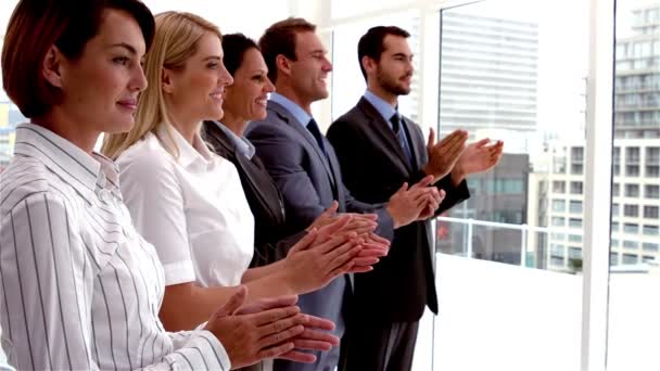 Equipo de empresarios aplaudiendo consecutivamente — Vídeos de Stock