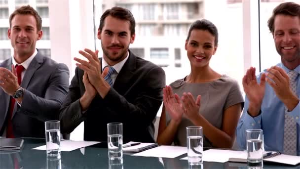 Business team applauding the camera at meeting — Stock Video