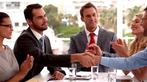 Business team applauding colleagues — Stock Video