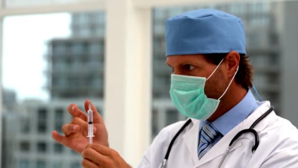 Medico in maschera che prepara un'iniezione — Video Stock