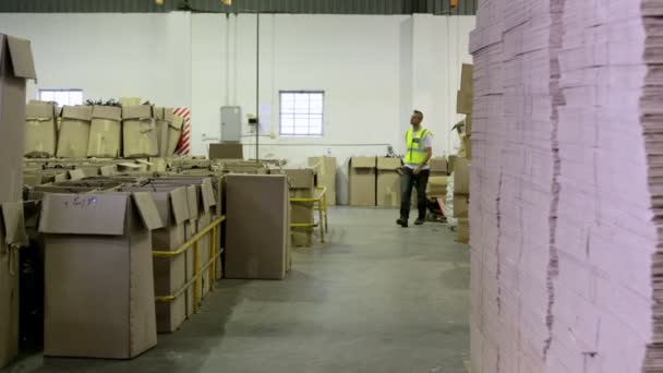 Warehouse worker pulling trolley — Stock Video