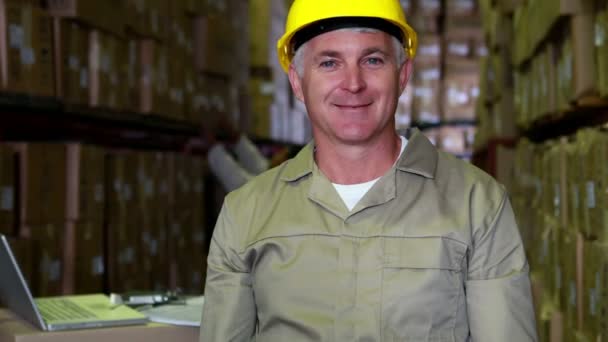 Trabajador de almacén sonriendo a la cámara — Vídeo de stock