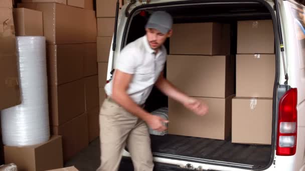 Livreur chargeant sa camionnette — Video