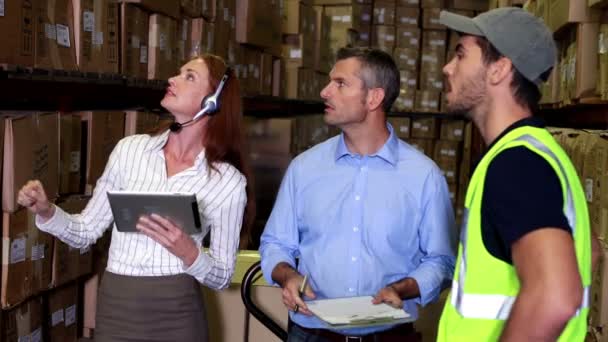 Warehouse worker talking with management — Stock Video