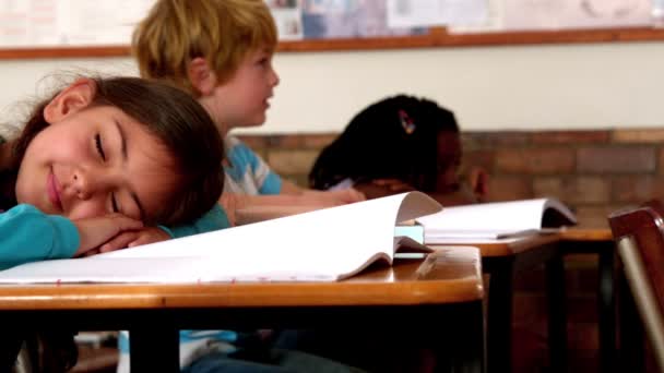 Menina dormindo na mesa durante a aula — Vídeo de Stock