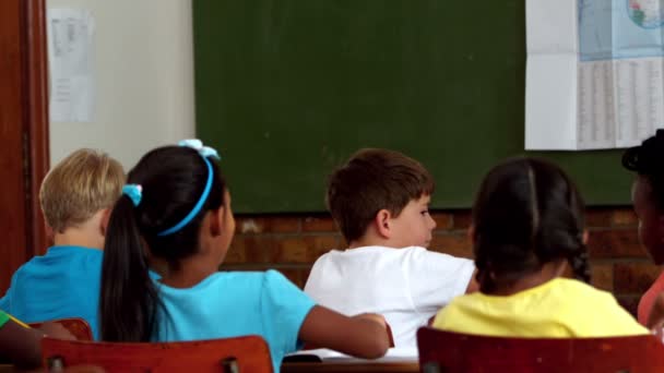 Οι μαθητές κατά τη διάρκεια του μαθήματος στην τάξη — Αρχείο Βίντεο