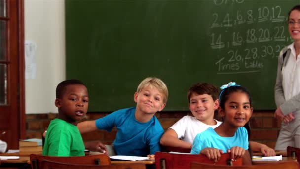 Teacher and young pupils in classroom — Stock Video