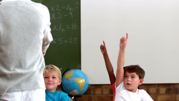 Alunos levantando as mãos em sala de aula — Vídeo de Stock