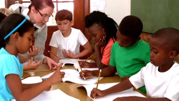 Professora conversando com seus alunos entusiastas — Vídeo de Stock