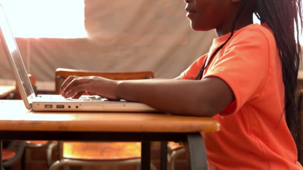 Menina usando laptop em sala de aula — Vídeo de Stock