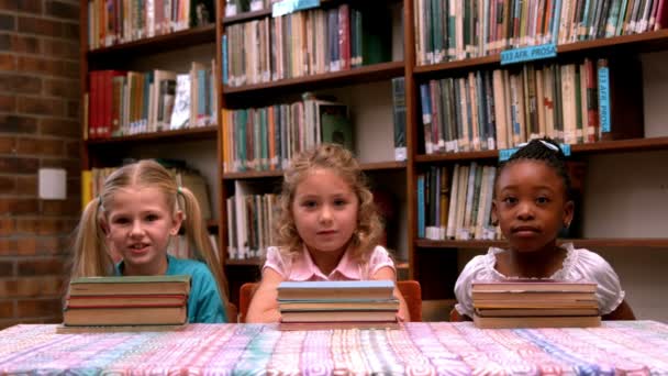 Chicas posando con libros de biblioteca — Vídeos de Stock