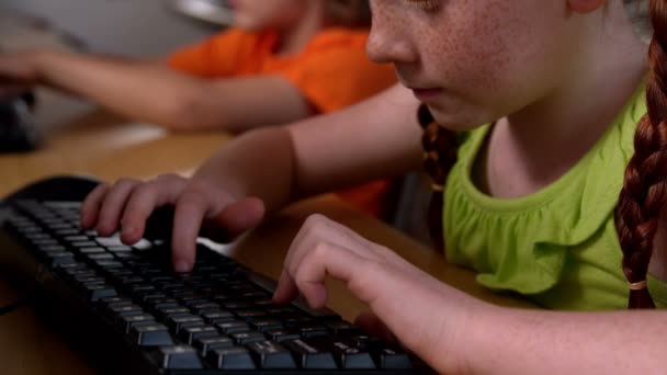 Meisje met computer in de klas op school — Stockvideo