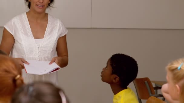 Professor conversando com os jovens alunos — Vídeo de Stock