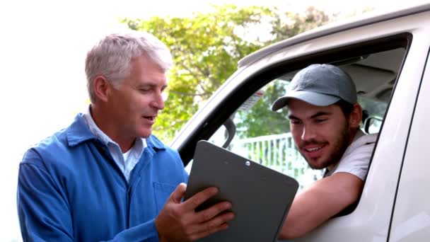 Lieferfahrer überprüft seine Liste — Stockvideo