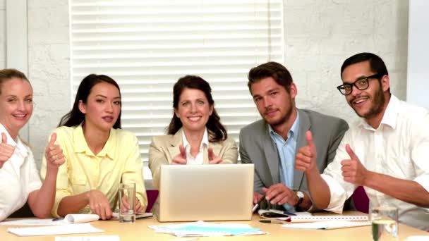 Equipe de negócios mostrando polegares para cima — Vídeo de Stock