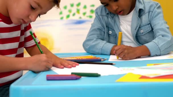 Niños dibujando en la mesa en clase — Vídeos de Stock