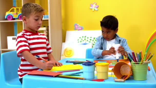 Chicos haciendo arte juntos en el aula — Vídeos de Stock