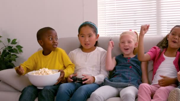 Friends together playing video games — Stock Video