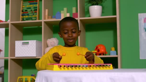 Menino jogando xilofone na sala de aula — Vídeo de Stock