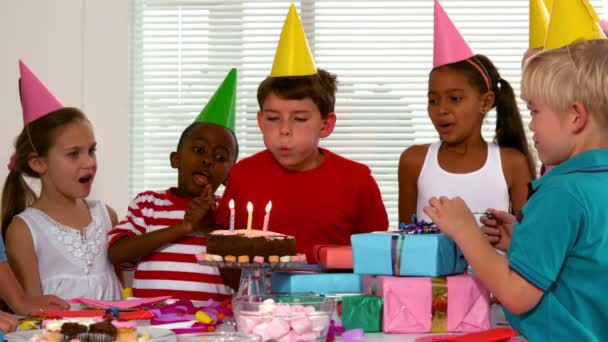 Vänner som firar födelsedag — Stockvideo