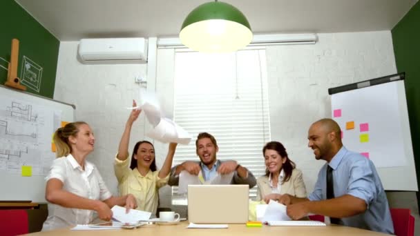 Zakelijke team papieren gooien in de lucht — Stockvideo