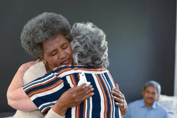 Старшая Белая Женщина Обнимает Африканскую Подругу Американку Поддерживает Здоровье Поддержка — стоковое фото