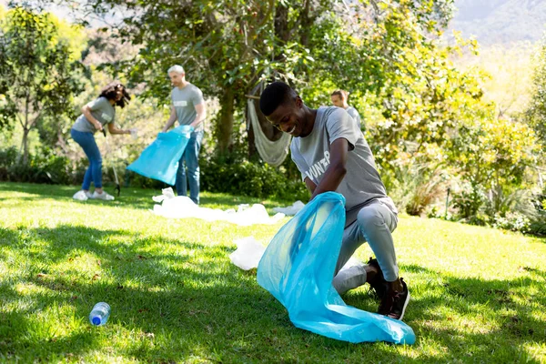Gülümseyen Afrikalı Amerikalı Adam Çöp Torbası Tutuyor Arkadaşlarıyla Birlikte Plastik — Stok fotoğraf