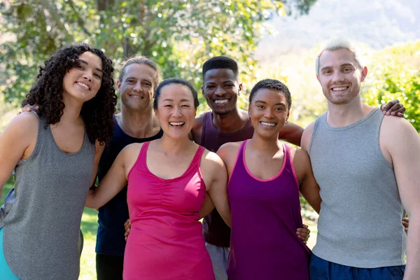 Grupo Amigos Femeninos Masculinos Felices Que Sostienen Esterillas Yoga Toman —  Fotos de Stock