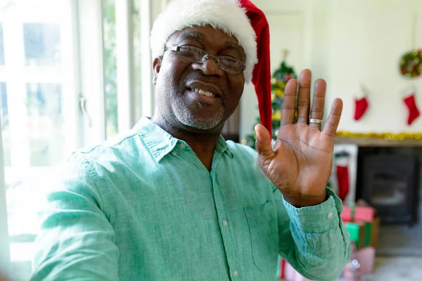 Hombre Mayor Afroamericano Feliz Vestido Santa Tiene Una Videollamada Navidad — Foto de Stock