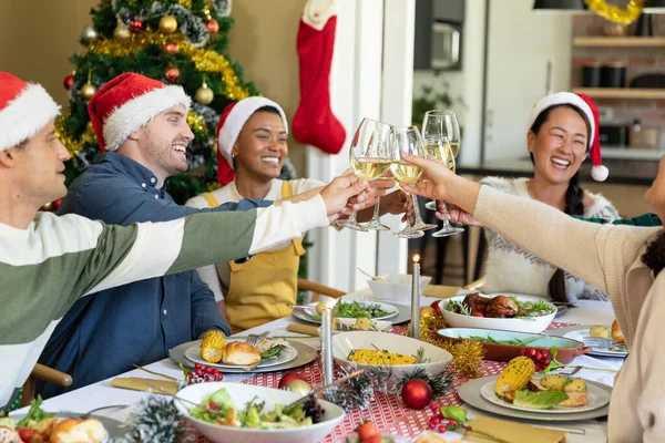 Bir Grup Mutlu Kadın Erkek Arkadaş Evde Noel Kutluyor Yılbaşı — Stok fotoğraf
