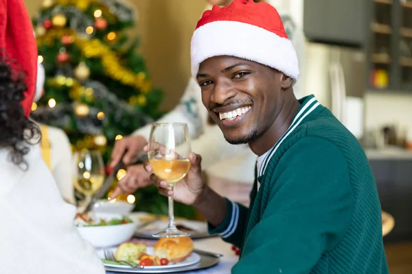 Noel Baba Şapkalı Mutlu Afro Amerikalı Adam Evde Arkadaşlarıyla Noel — Stok fotoğraf