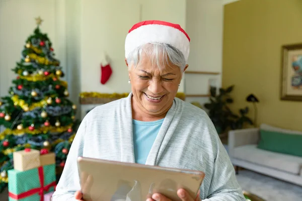 Glad Blandras Senior Kvinna Tomte Hatt Med Hjälp Tablett Vid — Stockfoto