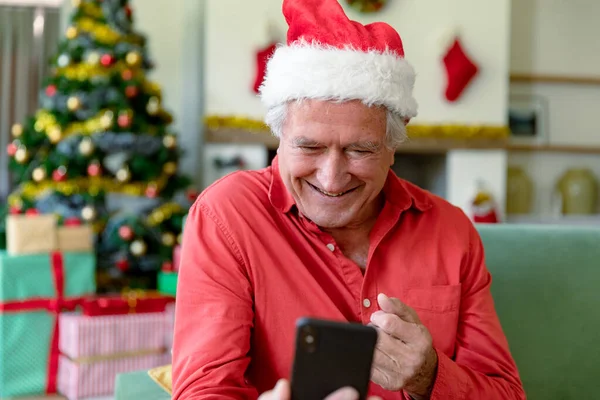 Vrolijke Blanke Senior Man Met Kerstmuts Met Videogesprek Smartphone Tijdens — Stockfoto