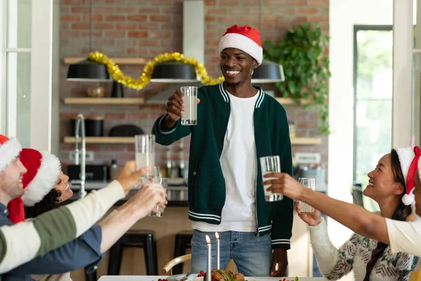 Bir Grup Mutlu Kadın Erkek Arkadaş Evde Noel Kutluyor Yılbaşı — Stok fotoğraf