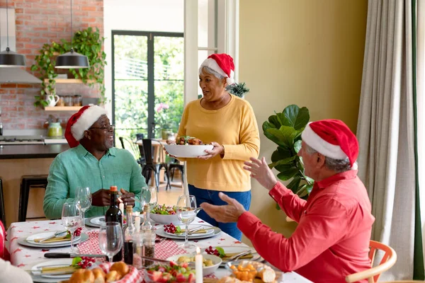 Różnorodna Grupa Szczęśliwych Starszych Przyjaciół Kapeluszach Świątecznych Świętujących Boże Narodzenie — Zdjęcie stockowe