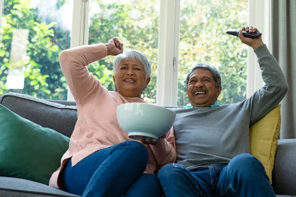 两对年长的夫妇坐在沙发上 一边看电视 一边玩乐 退休后的生活方式随着科技的进步而放松 — 图库照片