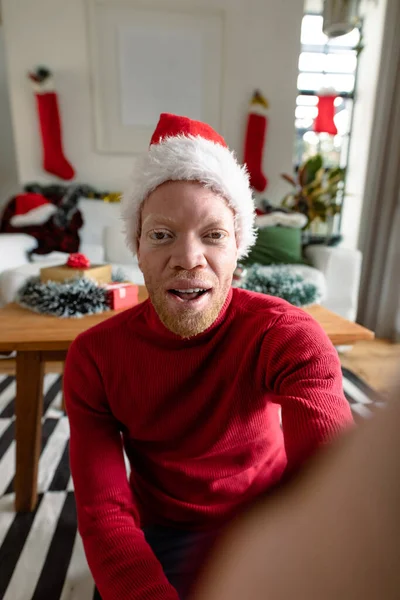 Hombre Afroamericano Albino Con Sombrero Santa Haciendo Videollamada Con Decoraciones —  Fotos de Stock