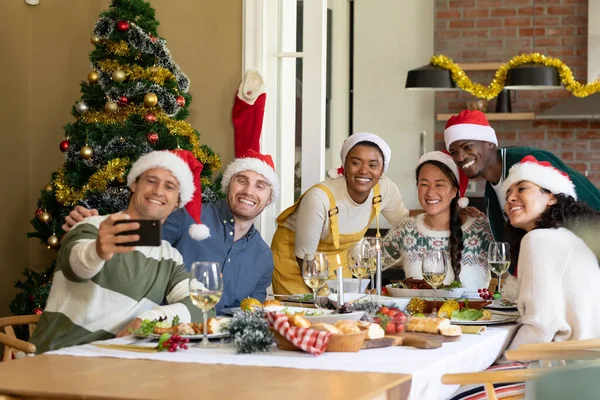 Groep Van Gelukkige Diverse Vrouwelijke Mannelijke Vrienden Santa Hoeden Kerstmis — Stockfoto