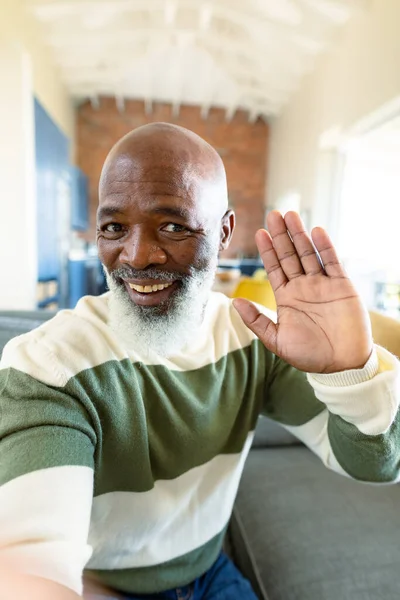 Glad Senioramerikan Vardagsrummet Som Sitter Soffan Och Ringer Videosamtal Pensionering — Stockfoto