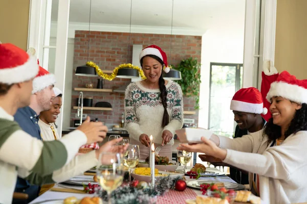 家庭でクリスマスを祝う幸せな多様な女性と男性の友人のグループ クリスマスのお祝い友達と家でお祝いする — ストック写真