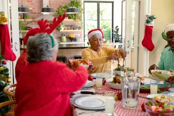 Eine Bunte Gruppe Fröhlicher Senioren Mit Ferienhüten Feiert Weihnachten Gemeinsam — Stockfoto