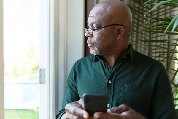 Pensativo Afro Americano Sênior Segurando Ale Smartphone Olhando Para Fora — Fotografia de Stock
