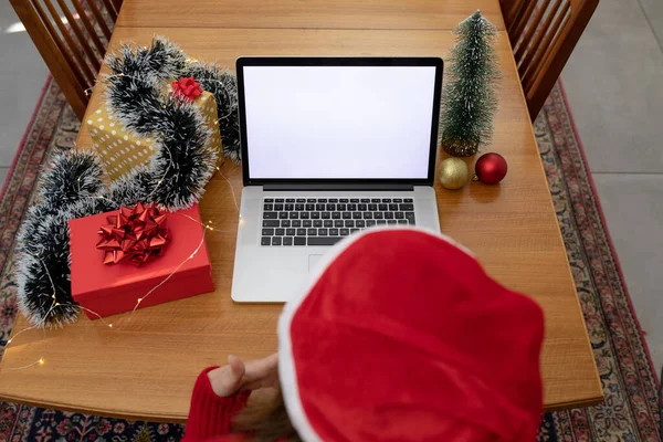 Vit Kvinna Bär Tomte Hatt Med Videosamtal Laptop Med Kopieringsutrymme — Stockfoto