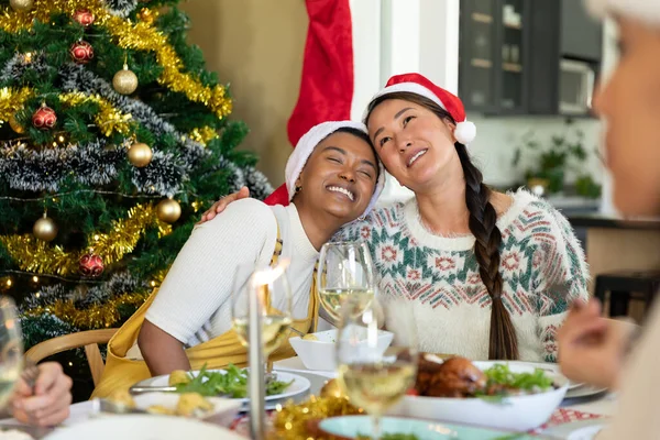 Felices Amigas Diversas Sombreros Santa Abrazando Celebrando Navidad Con Amigos —  Fotos de Stock