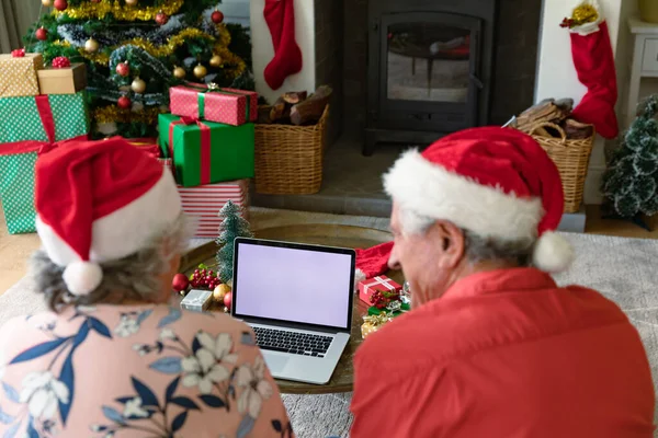 Kaukasiska Äldre Par Bär Tomte Hattar Med Bärbar Dator Med — Stockfoto