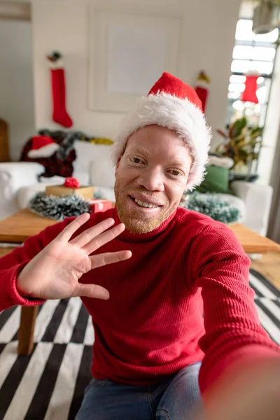 Hombre Afroamericano Albino Con Sombrero Santa Haciendo Videollamada Con Decoraciones —  Fotos de Stock