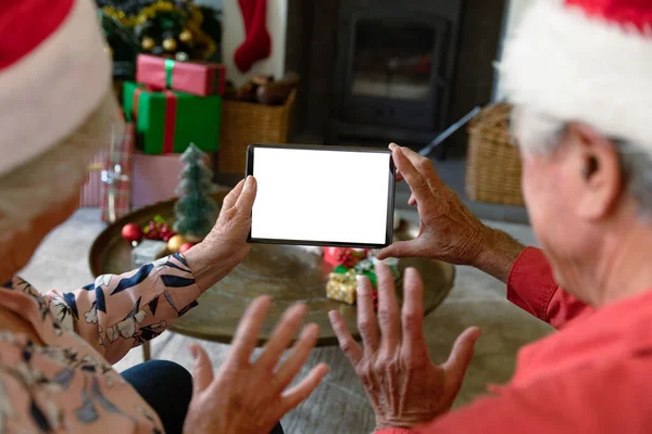 Καυκάσιο Ηλικιωμένο Ζευγάρι Φοράει Καπέλα Santa Χρησιμοποιώντας Tablet Χώρο Αντιγράφων — Φωτογραφία Αρχείου