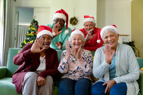 Grupo Feliz Grupo Diverso Amigos Mayores Sombreros Santa Teniendo Videollamada —  Fotos de Stock